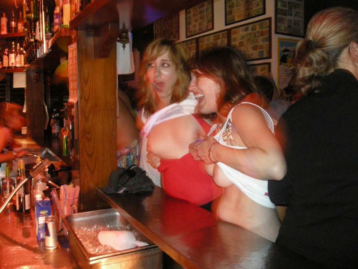 Flashing in bars