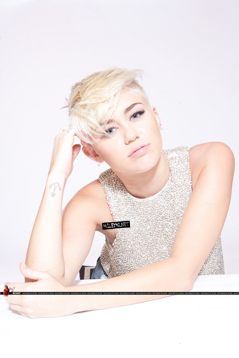 Miley_Cyrus_MileyCyrus_Dot_Com_Photoshoot031_______________________.jpg