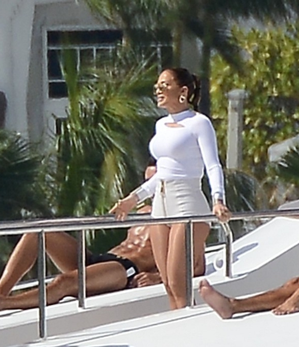 Jennifer_Lopez_films_luxury_boat_4piRKY-5A2nx.jpg