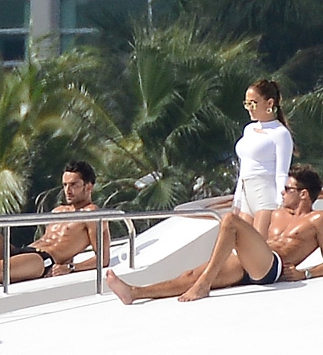 Jennifer_Lopez_films_luxury_boat_8sikxagvYevx.jpg