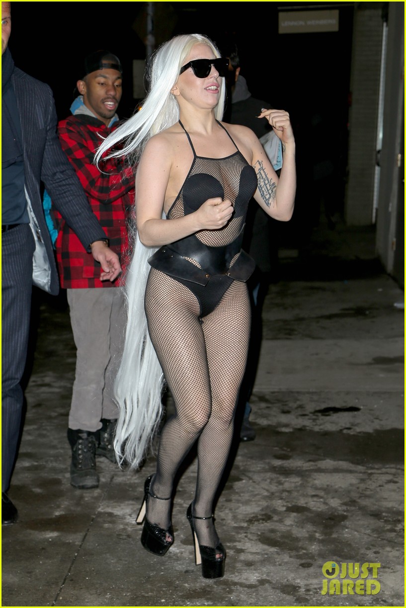 lady-gaga-wears-almost-nothing-in-freezing-new-york-weather-08.jpg