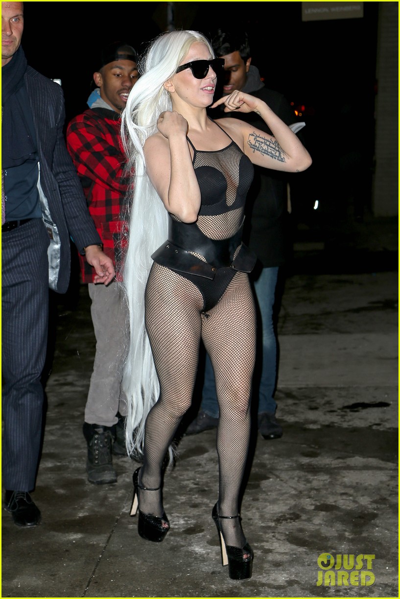 lady-gaga-wears-almost-nothing-in-freezing-new-york-weather-13.jpg