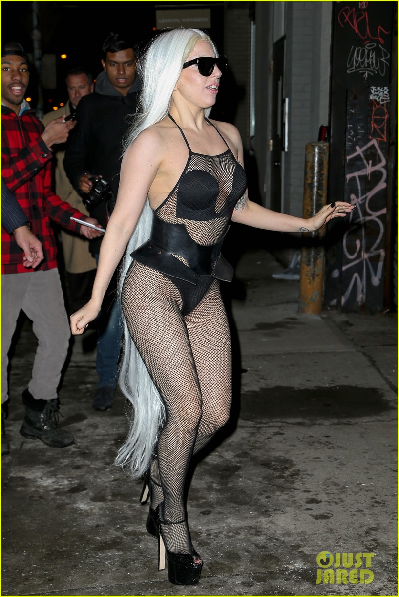 lady-gaga-wears-almost-nothing-in-freezing-new-york-weather-01.jpg