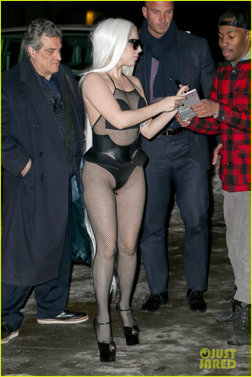 lady-gaga-wears-almost-nothing-in-freezing-new-york-weather-12.jpg